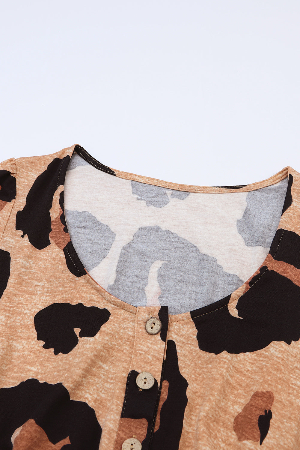 Lockeres Strickkleid mit Leopardenmuster und Knopfleiste vorne und Puffärmeln