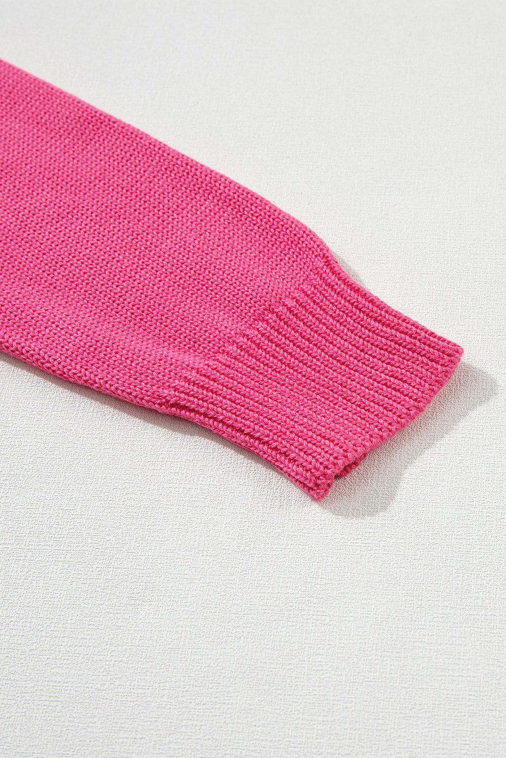 Rippstrickpullover mit überschnittener Schulterpartie und Rosenherz-XOXO-Muster