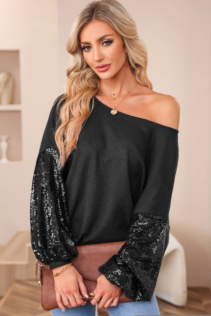 Schwarzes Waffelstrick-Top mit Pailletten und Patchwork-Ärmeln und offenem Rücken