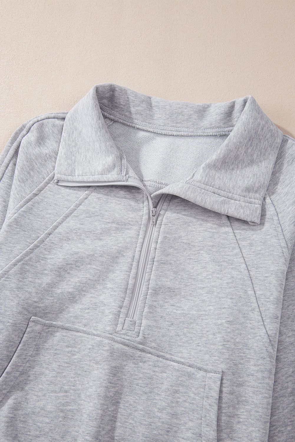 Hellgraues Sweatshirt mit Viertelreißverschluss, Stehkragen und Kängurutasche