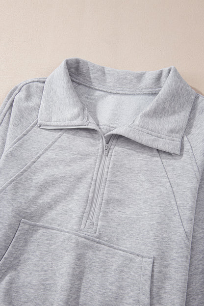 Hellgraues Sweatshirt mit Viertelreißverschluss, Stehkragen und Kängurutasche