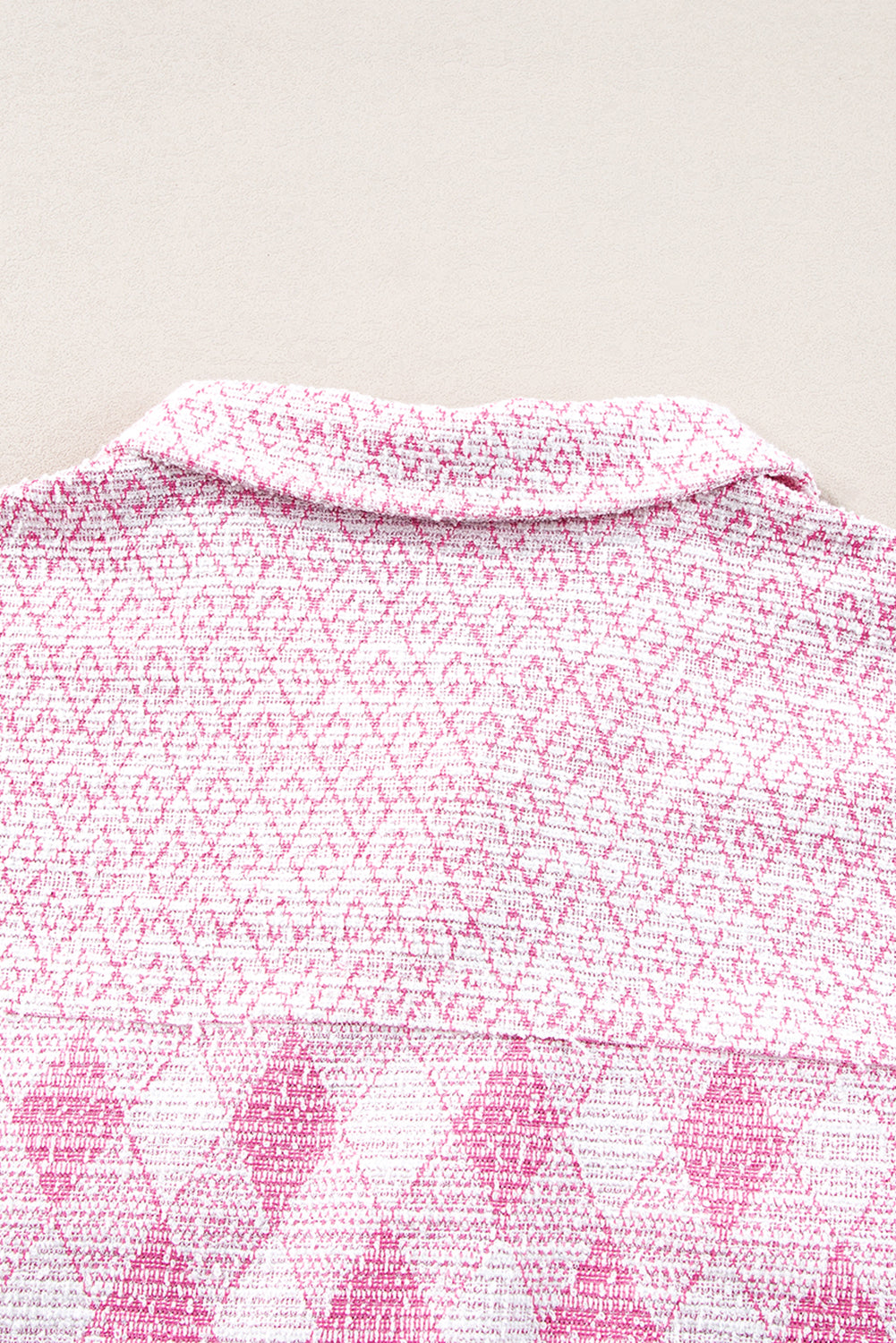 Delicacy – Strukturierte Hemdjacke mit Klappe und Tasche im geometrischen Muster