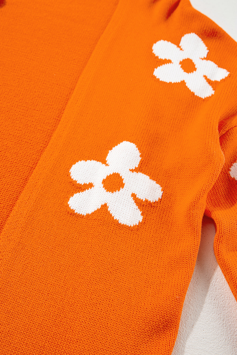 Orangefarbener, lockerer Strickcardigan mit Blumenmuster und offener Vorderseite