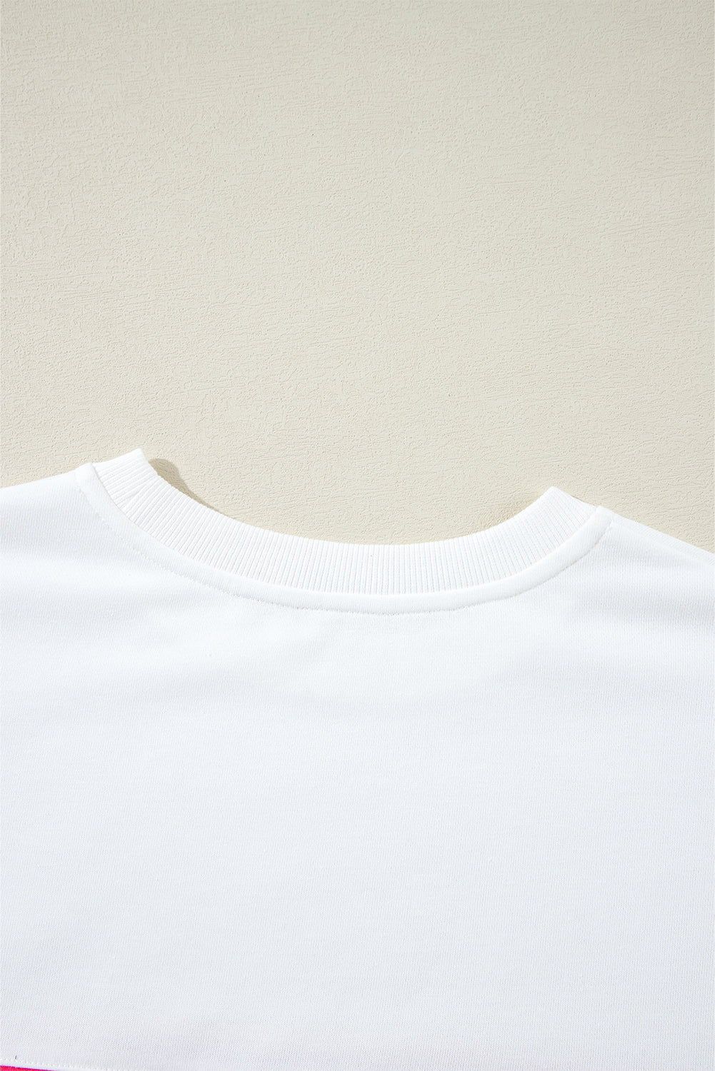 Weißes, langärmliges T-Shirt mit bunten Streifen