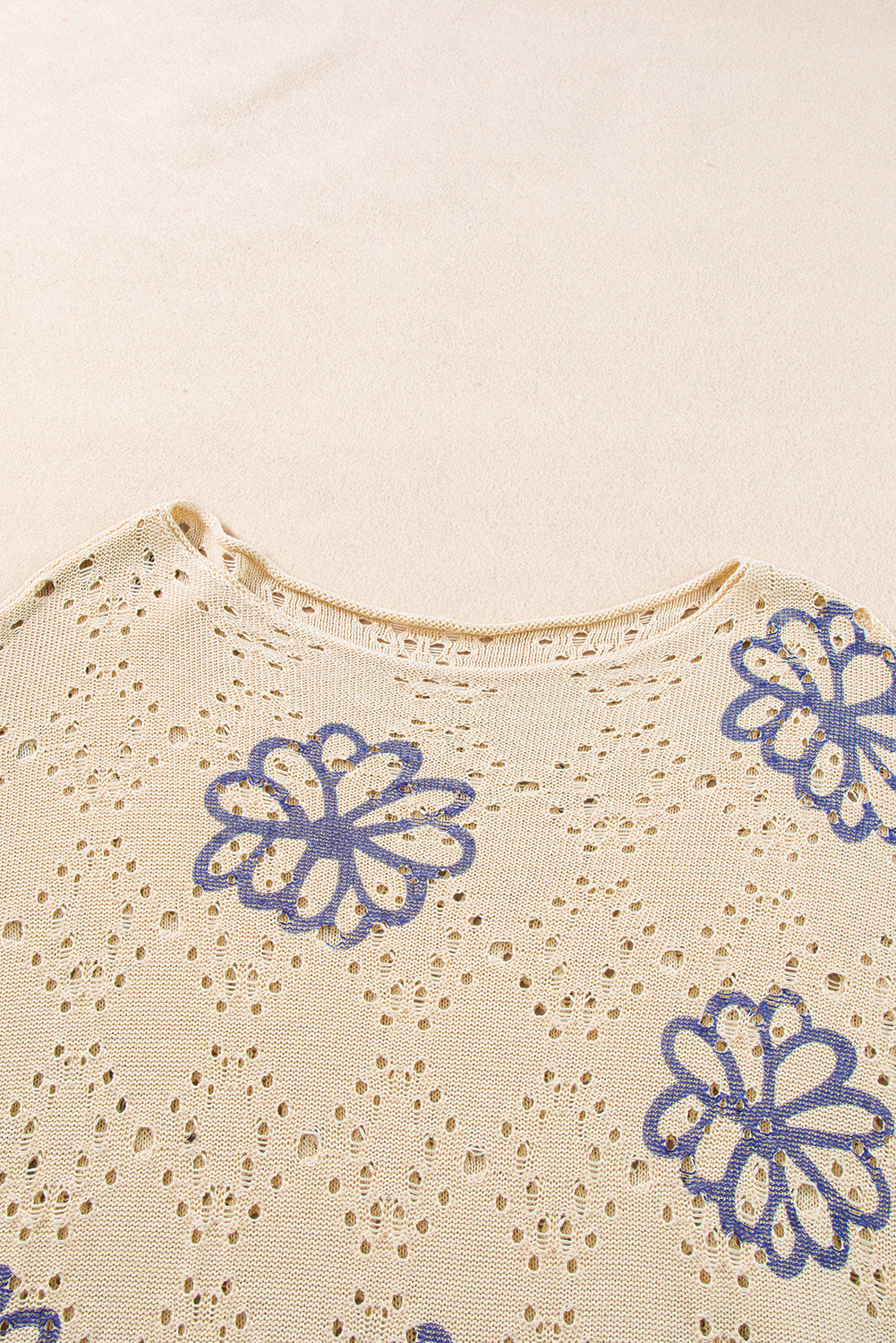 Beigefarbener Pullover mit kontrastierendem Blumenmuster und überschnittener Schulter