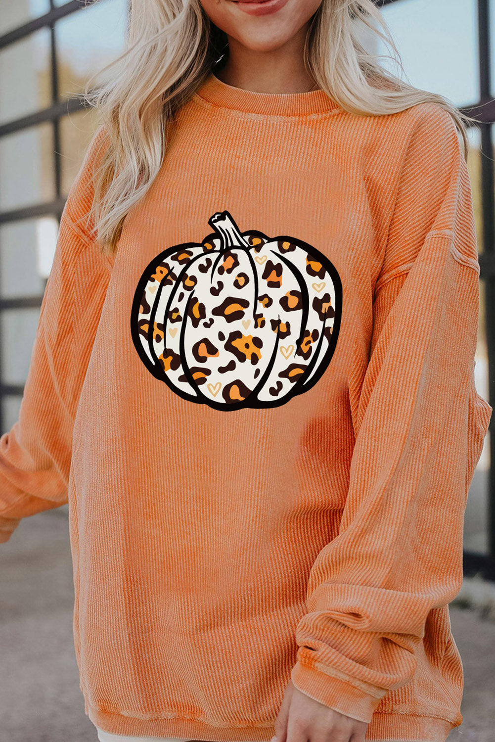 Orangefarbenes Sweatshirt mit Leoparden- und Kürbis-Grafik