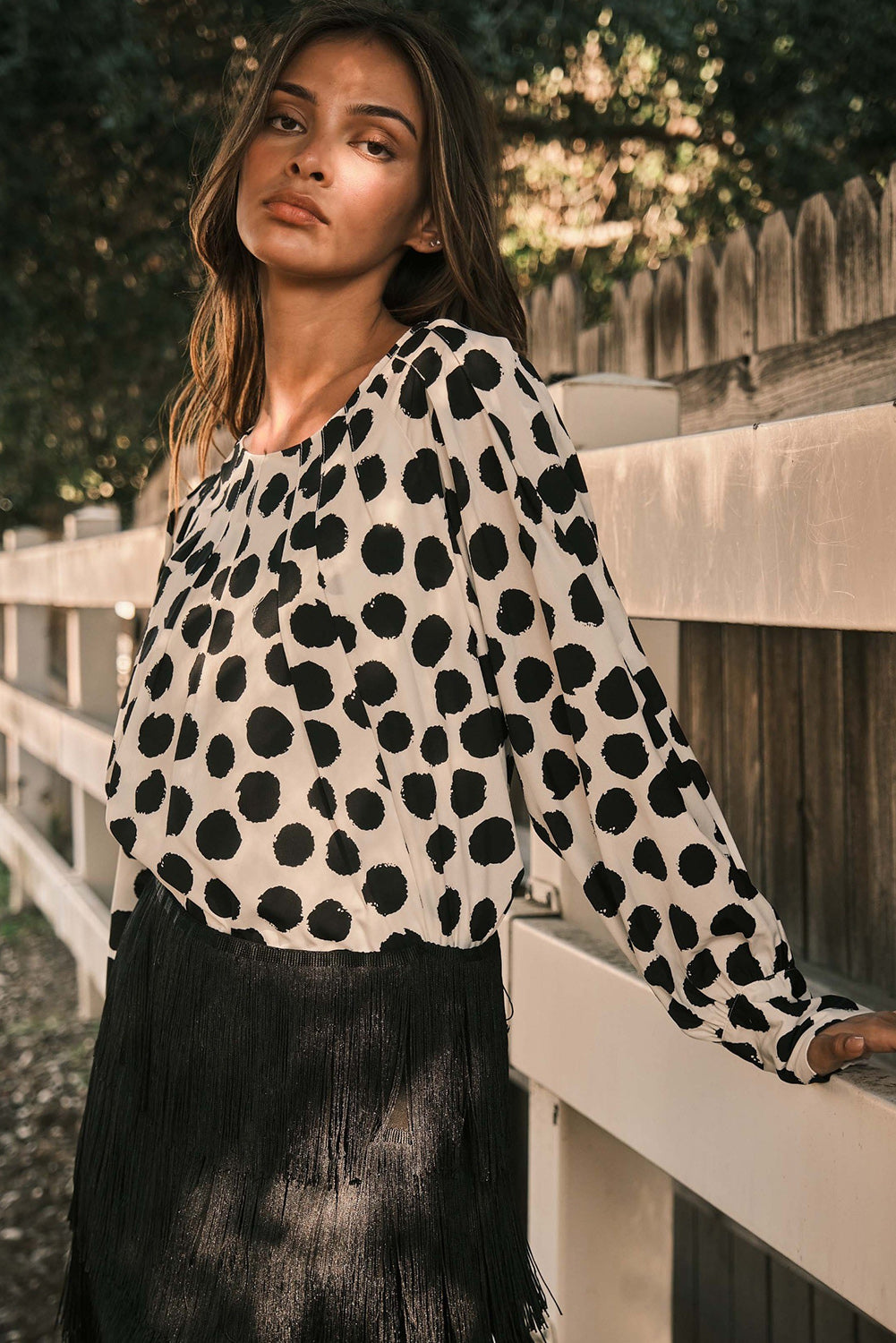Schwarze Bluse mit geknöpften Ärmeln und Falten