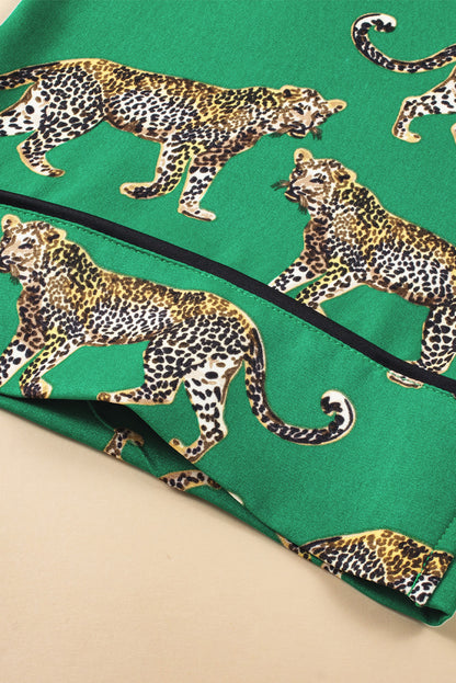 Grünes Pyjama-Set mit kurzärmligem Hemd und Hose im Gepardenmuster