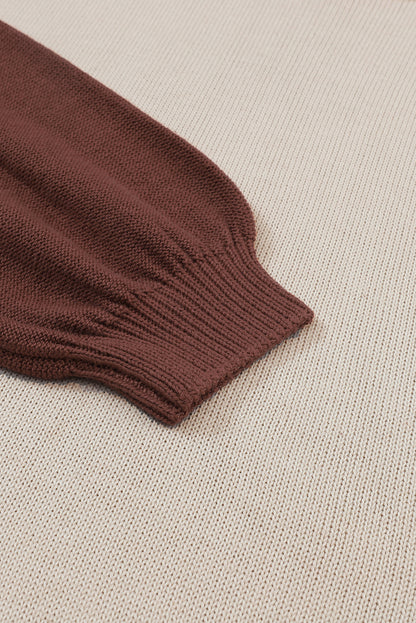 Kaffeefarbener Pullover mit geripptem Saum und Bischofsärmeln in Colorblock-Optik