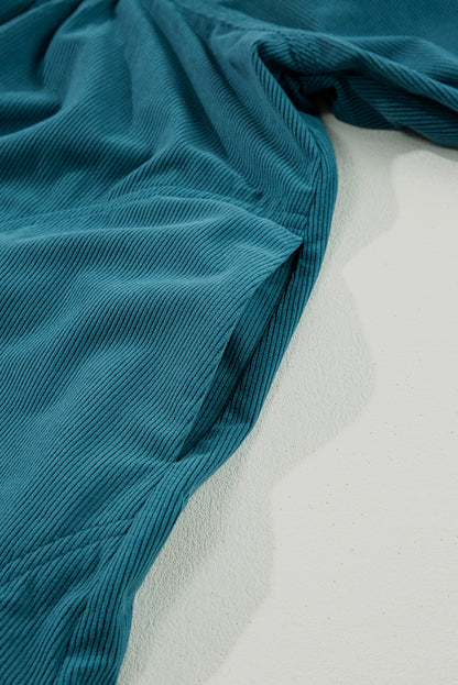 Blaues Cordkleid mit Druckknöpfen und Empire-Taille und Armbandärmeln