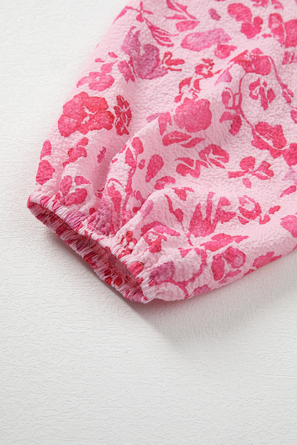 Rosa, leichte Bluse mit Blumenmuster und Puffärmeln und Schlitz am Ausschnitt