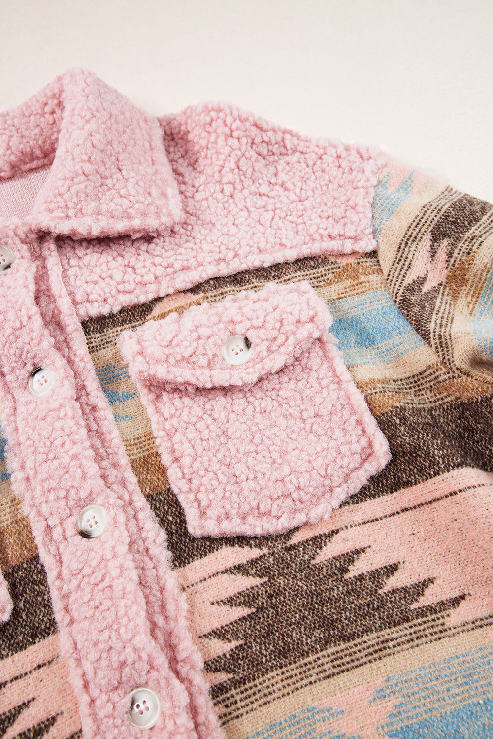 Rosa Sherpa-Mantel mit geknöpfter Pattentasche und Western-Aztekenmuster