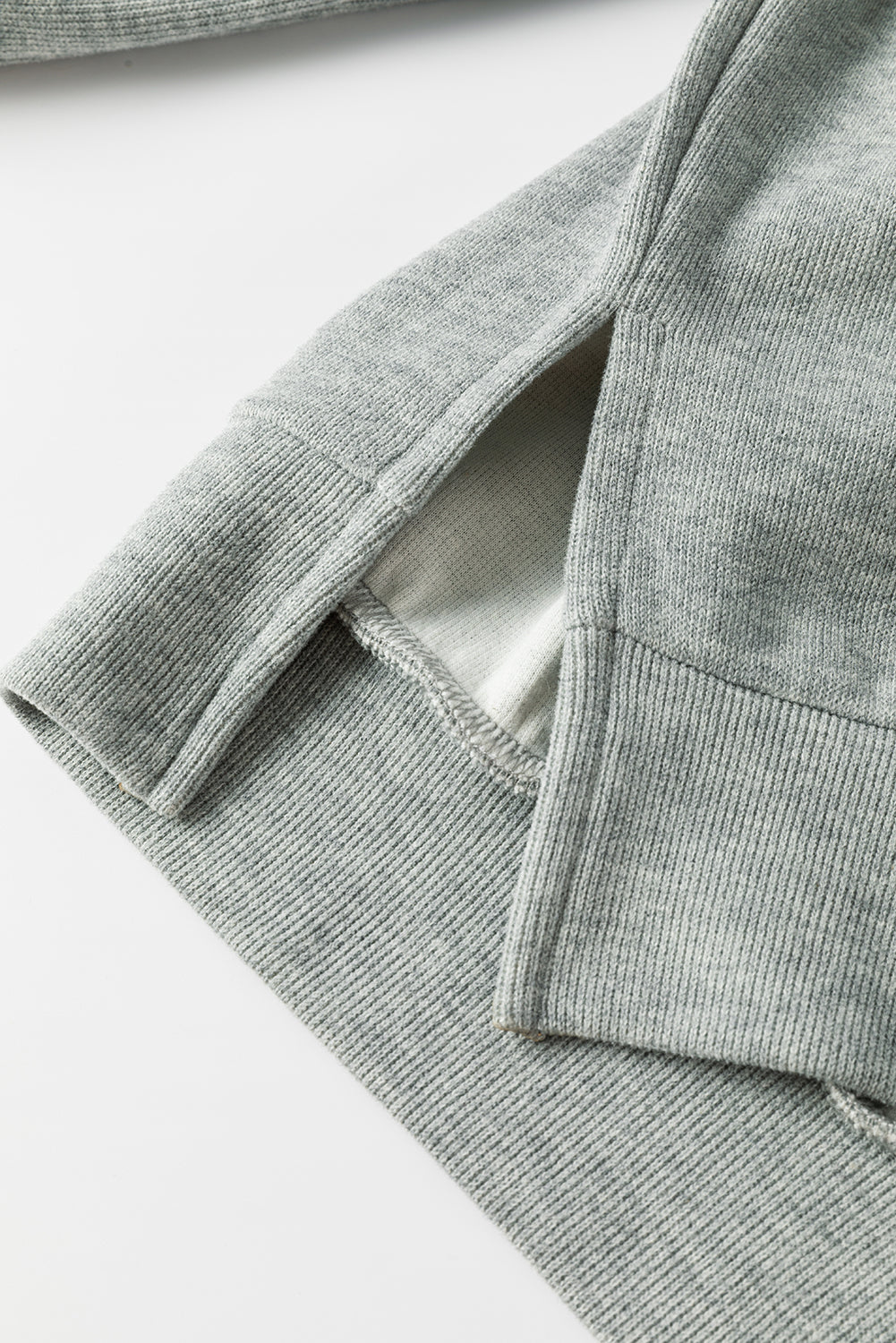 Mittelgraues Oversize-Oberteil mit seitlichem Schlitz und überschnittener Schulter