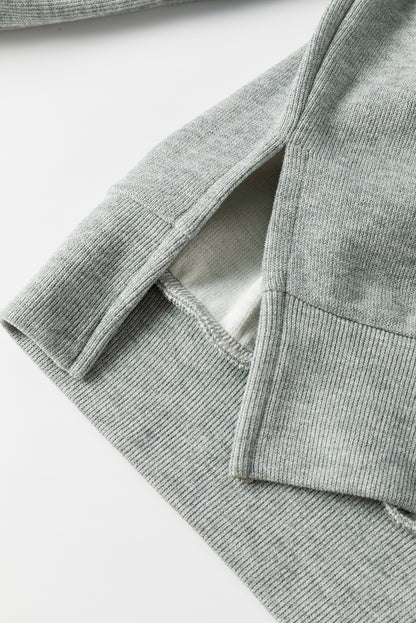 Mittelgraues Oversize-Oberteil mit seitlichem Schlitz und überschnittener Schulter