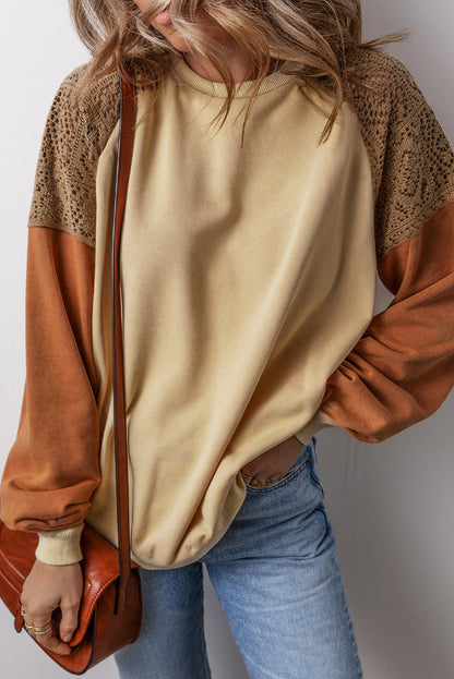 Khakifarbenes Sweatshirt mit Patchwork-Farbblock und überschnittener Schulterpartie aus Spitze