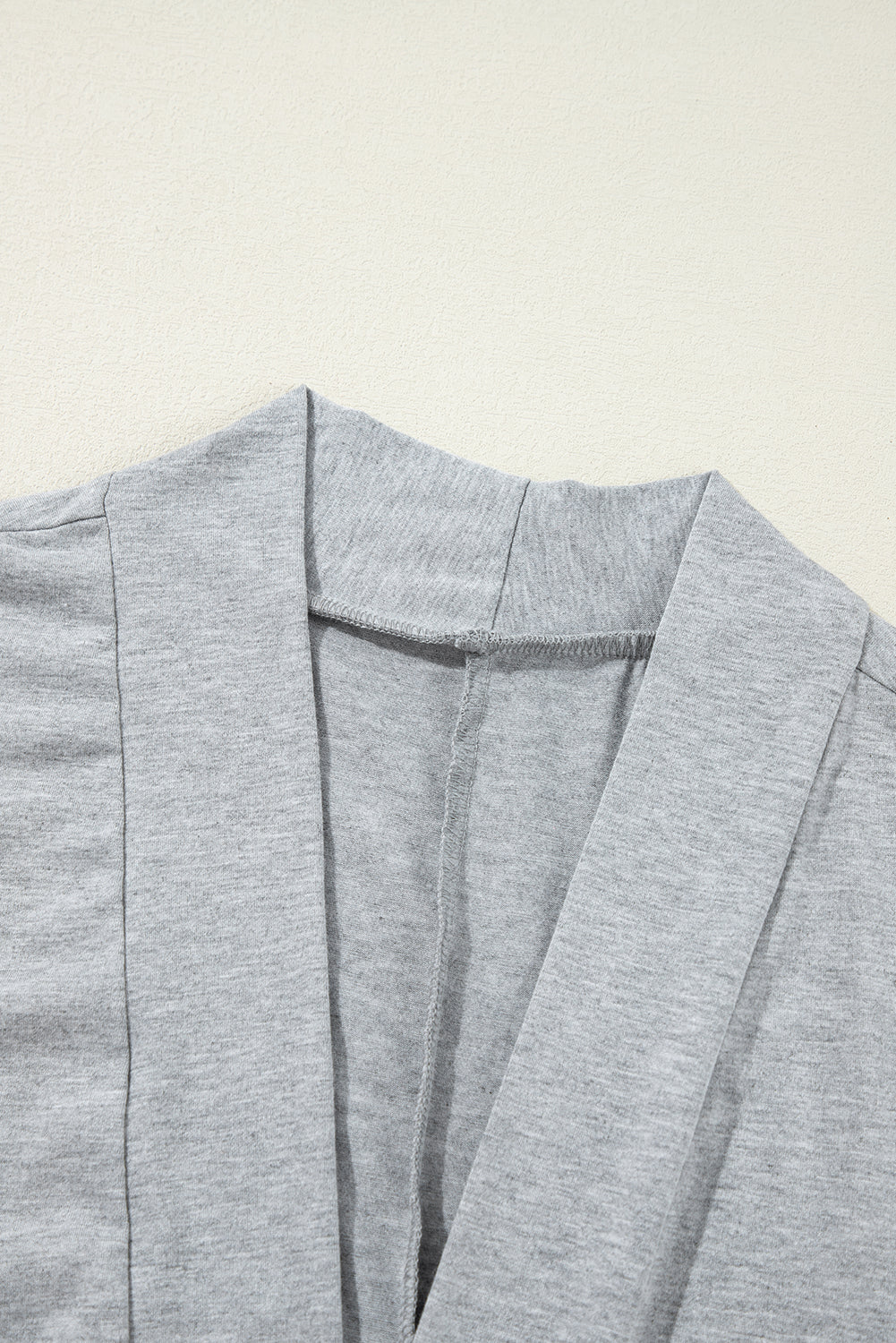 Hellgraues Lounge-Set mit langer Strickjacke und engen Hosen
