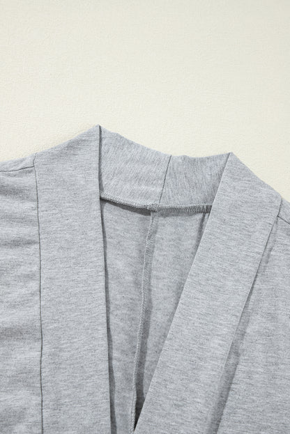 Hellgraues Lounge-Set mit langer Strickjacke und engen Hosen