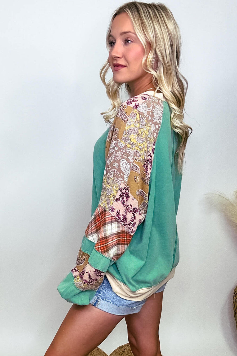 Himmelblaues Sweatshirt mit Raglanärmeln und kariertem Blumenmuster in Übergröße
