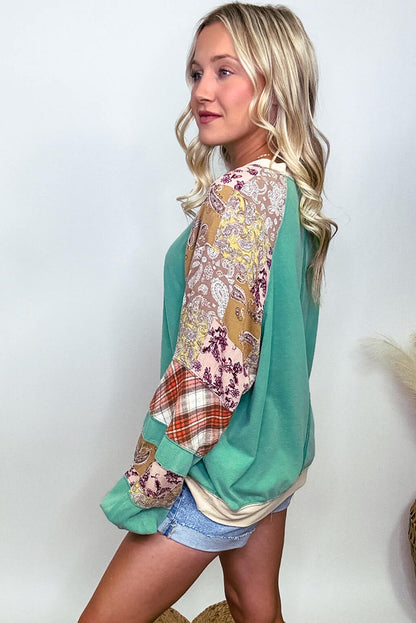 Himmelblaues Sweatshirt mit Raglanärmeln und kariertem Blumenmuster in Übergröße