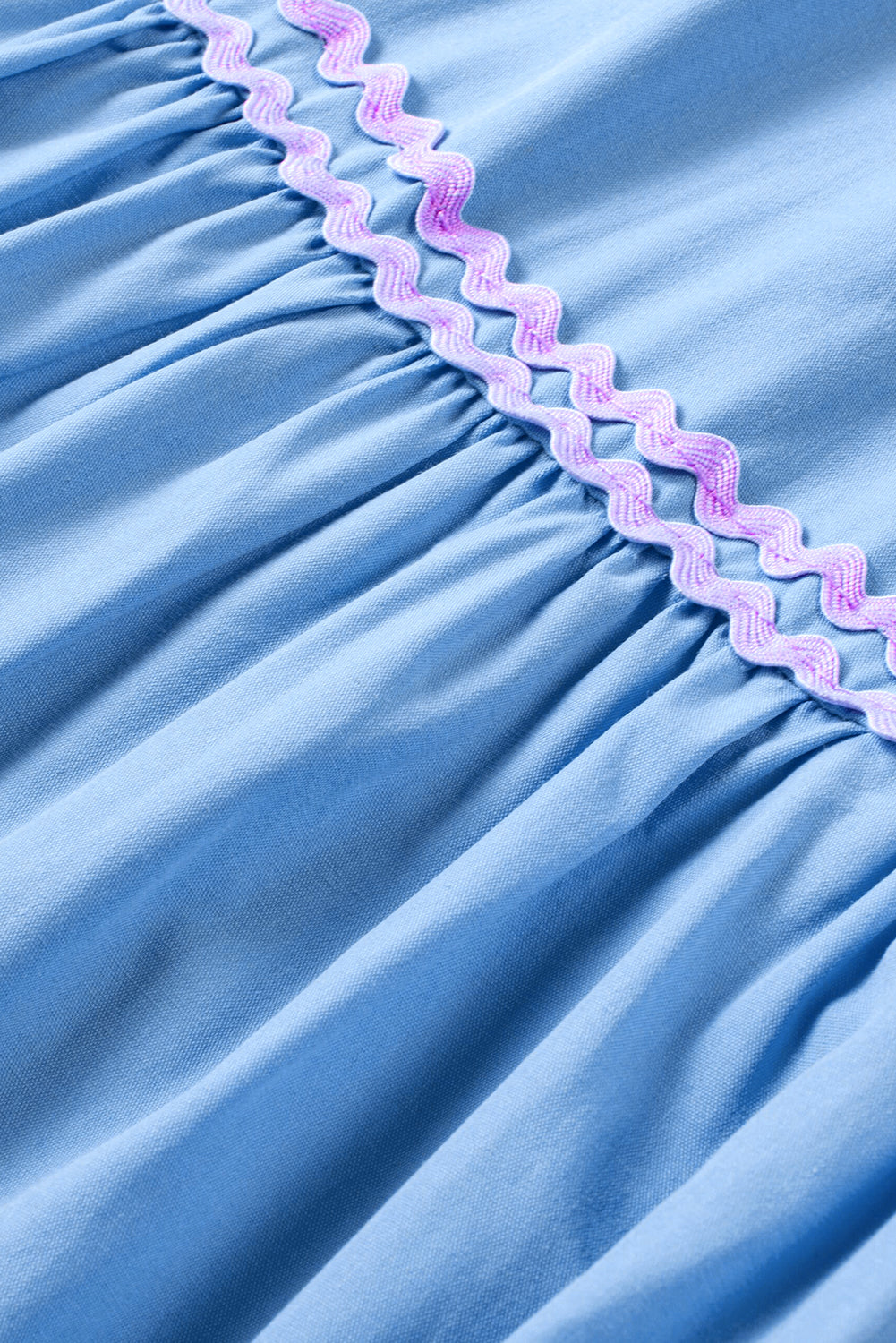 Beau Blue – Zickzack-Farbblockkleid mit Flatterärmeln, V-Ausschnitt und Stufendesign