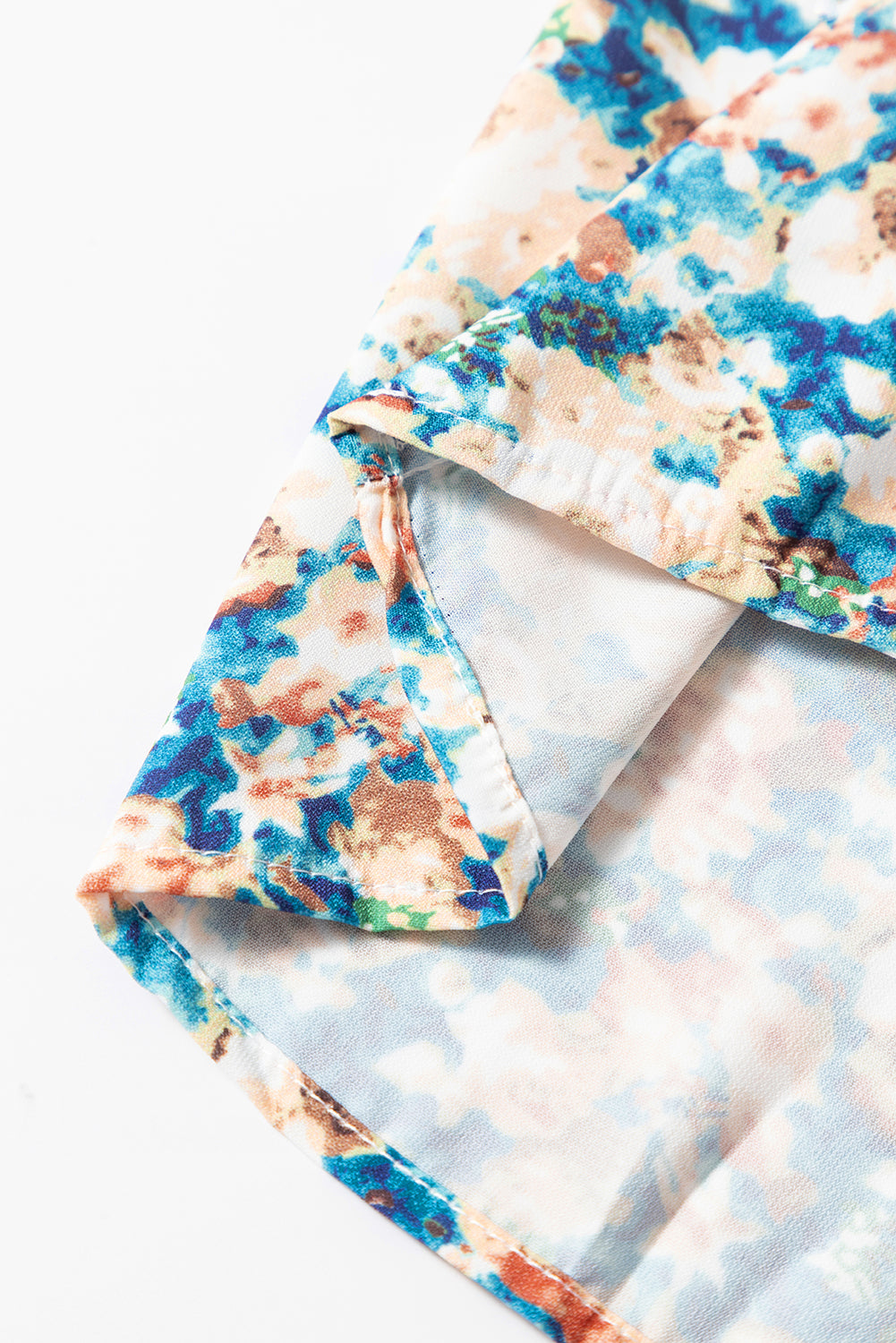 Himmelblaue Bluse mit Blumenmuster, Rüschen und Stehkragen sowie Puffärmeln