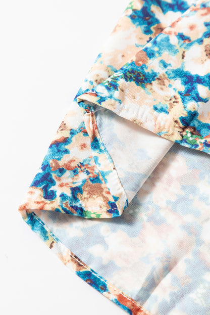 Himmelblaue Bluse mit Blumenmuster, Rüschen und Stehkragen sowie Puffärmeln