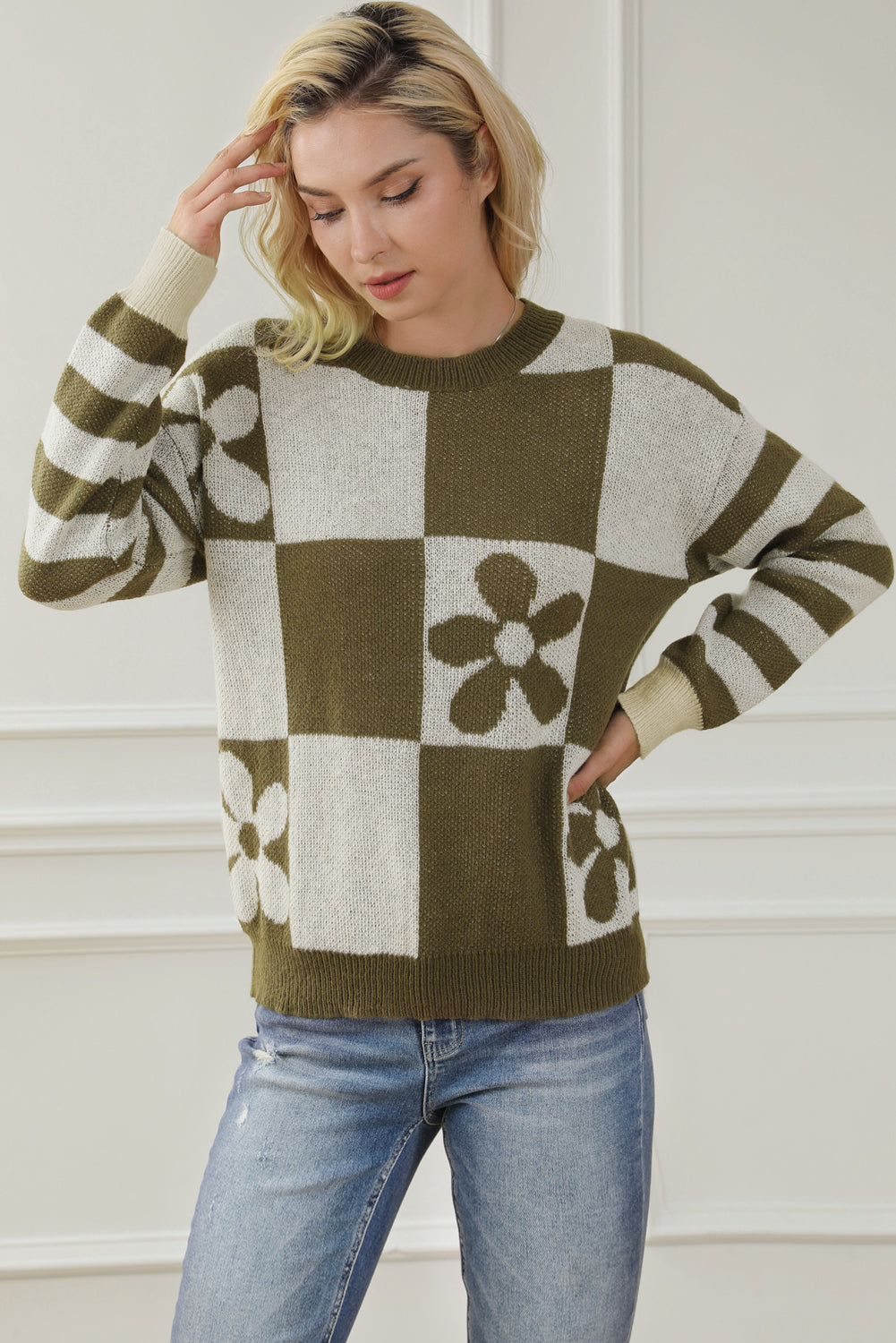Grün karierter Pullover mit Blumenmuster und gestreiften Ärmeln