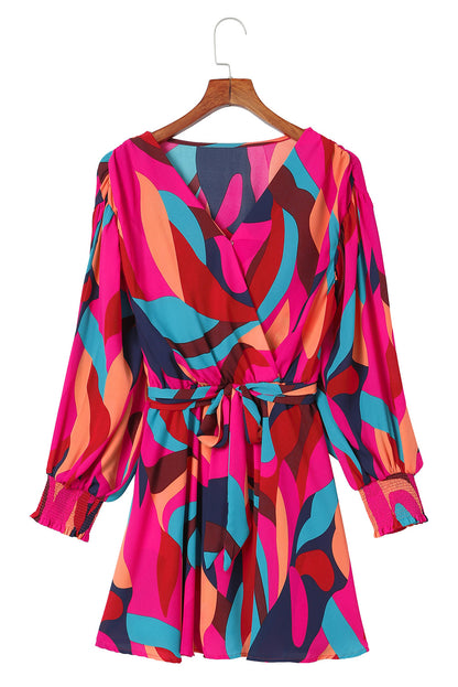 Feuerrotes Minikleid mit abstraktem Print und Gürtel und Puffärmeln