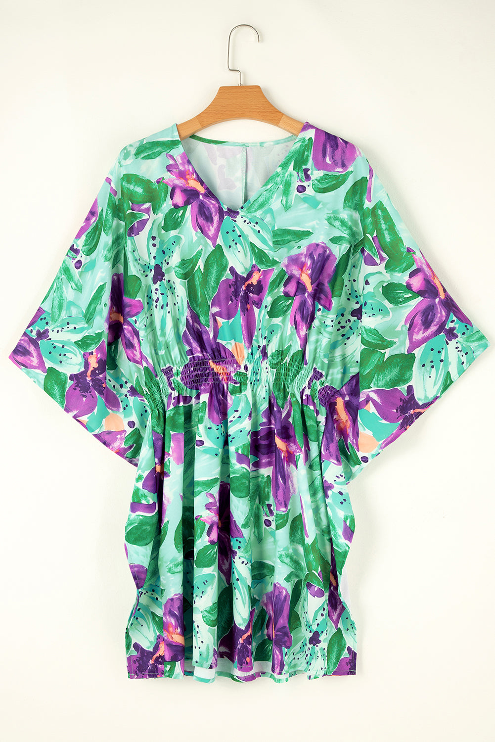 Grünes Boho-Minikleid mit Blumenmuster und halblangen Ärmeln, V-Ausschnitt und geraffter Taille