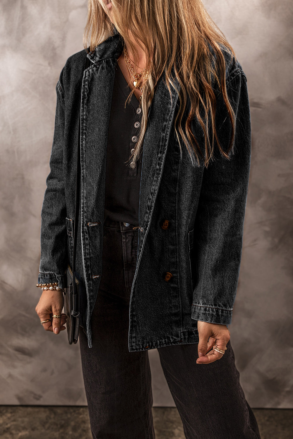 Schwarze Jeansjacke mit Seitentaschen und Reverskragen