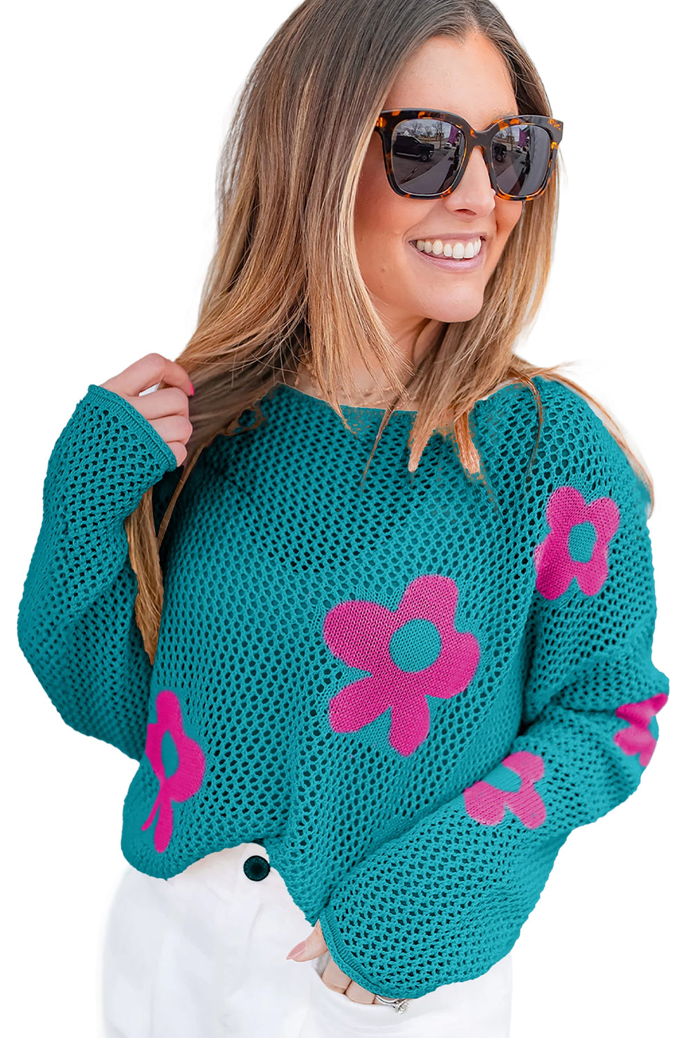 Seegrüner Strickpullover mit großer Blume und tief angesetzten Schultern