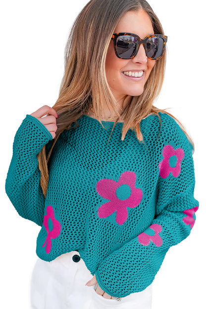 Seegrüner Strickpullover mit großer Blume und tief angesetzten Schultern