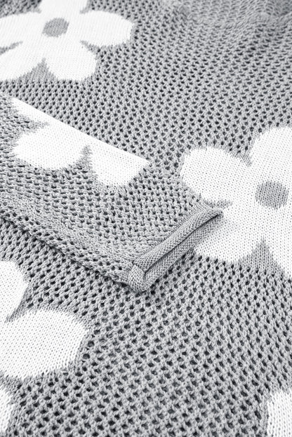 Hellgrauer Strickpullover mit großer Blume und überschnittener Schulter