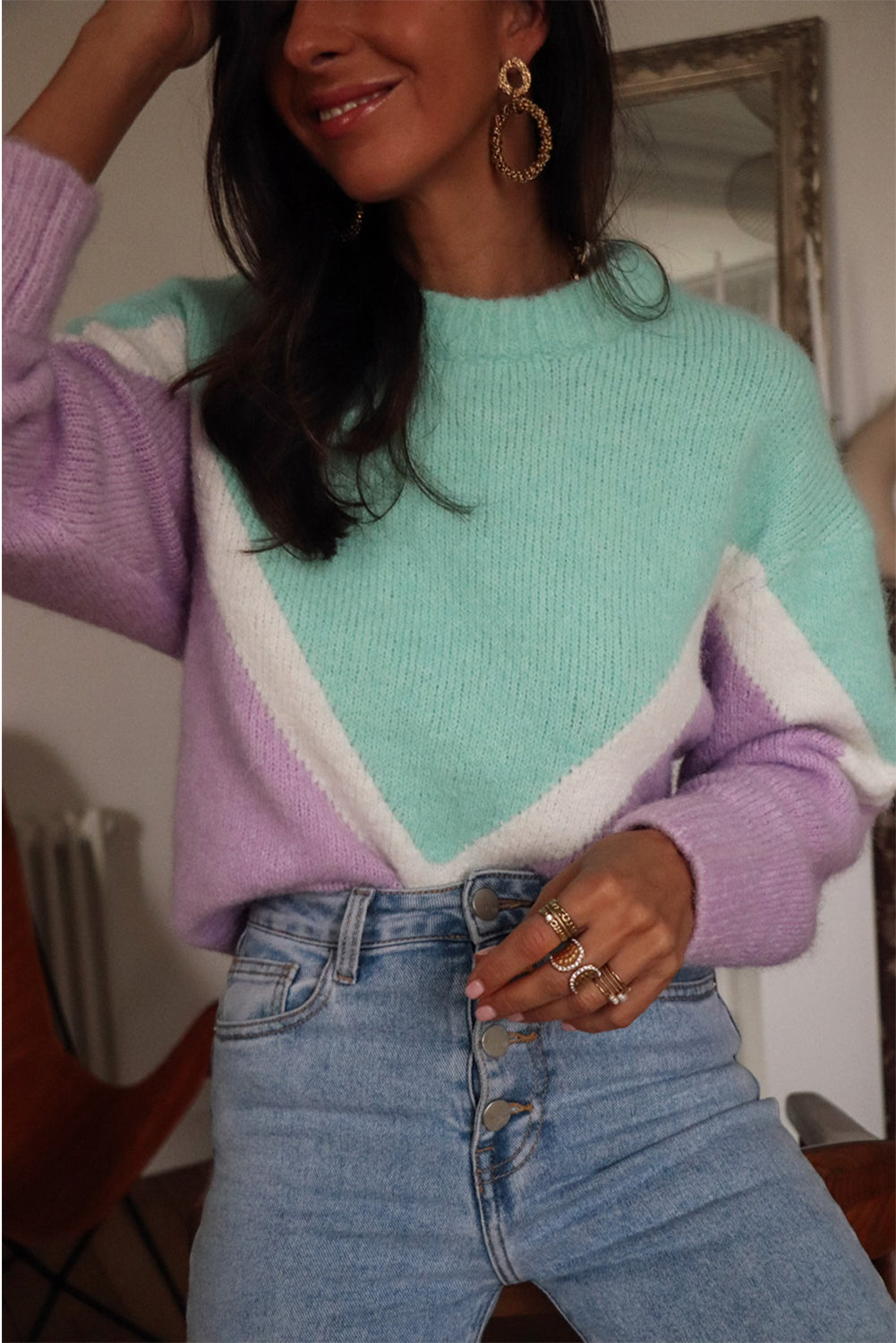 Grüner Pullover mit Chevron-Farbblock und überschnittener Schulter im Rippenstrick