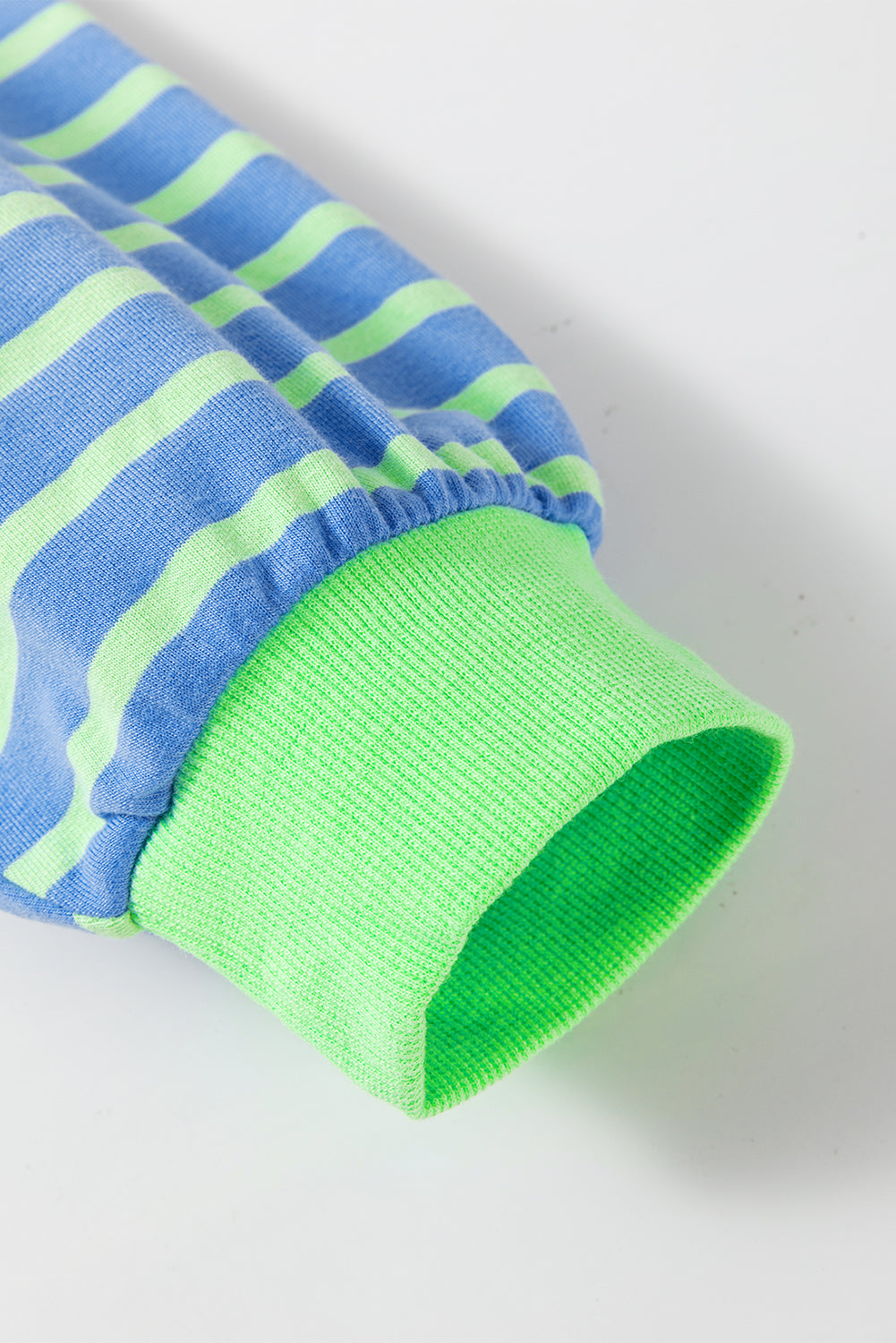 Himmelblaues gestreiftes High-Low-Pullover-Tunika-Sweatshirt mit Kontrastbesatz