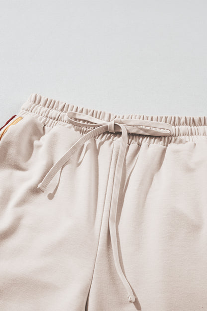 Weißes Lounge-Set mit Farbblockärmeln, kontrastierender Seitennaht