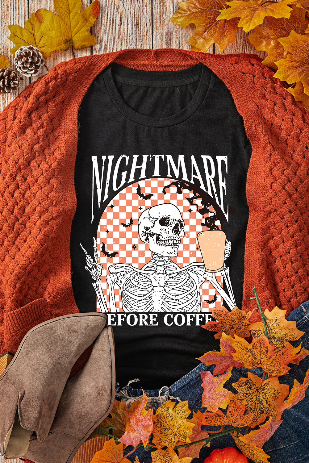 Schwarzes Halloween-T-Shirt mit Totenkopf-Schachbrett-Grafik von Nightmare Before Coffee