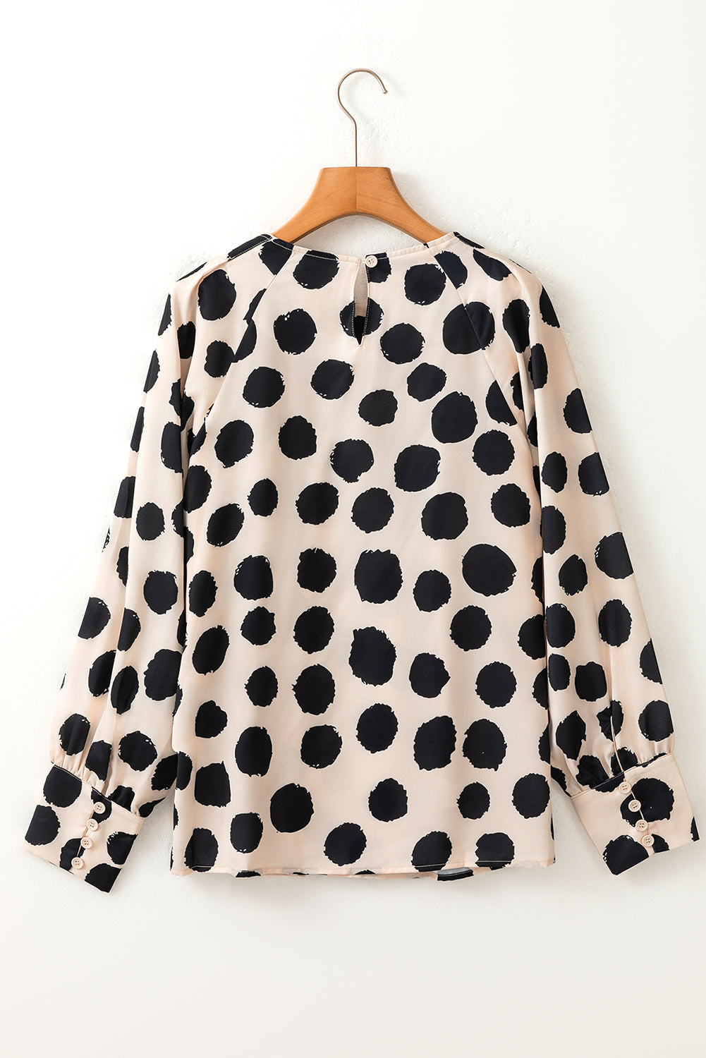 Schwarze Bluse mit geknöpften Ärmeln und Falten