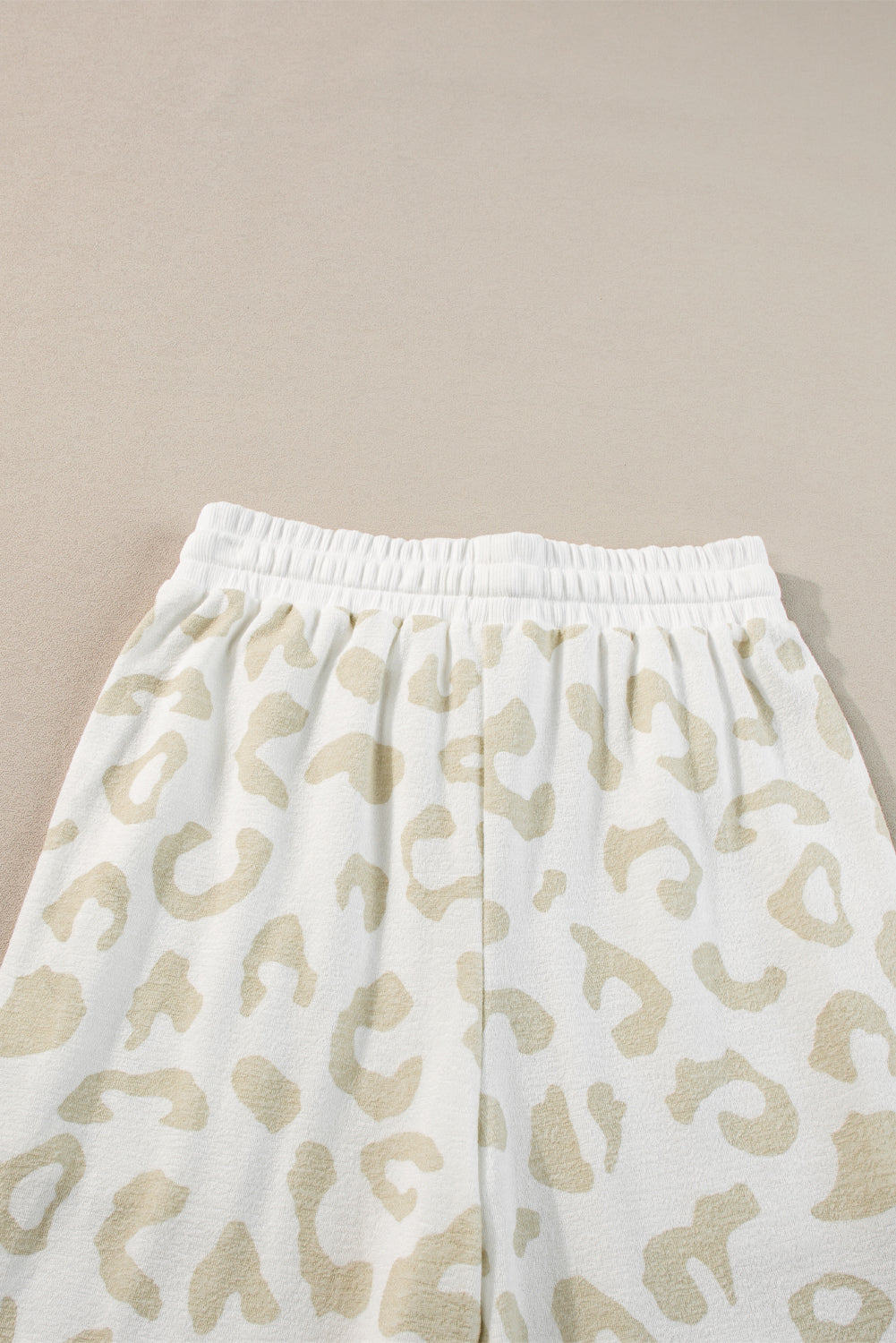 Lounge-Set aus weißem Pullover mit Leopardenmuster und Hose mit Kordelzug