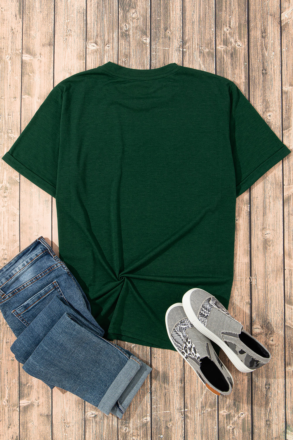 Grünes T-Shirt mit St. Patrick's Kleeblatt-Patch und Grafik