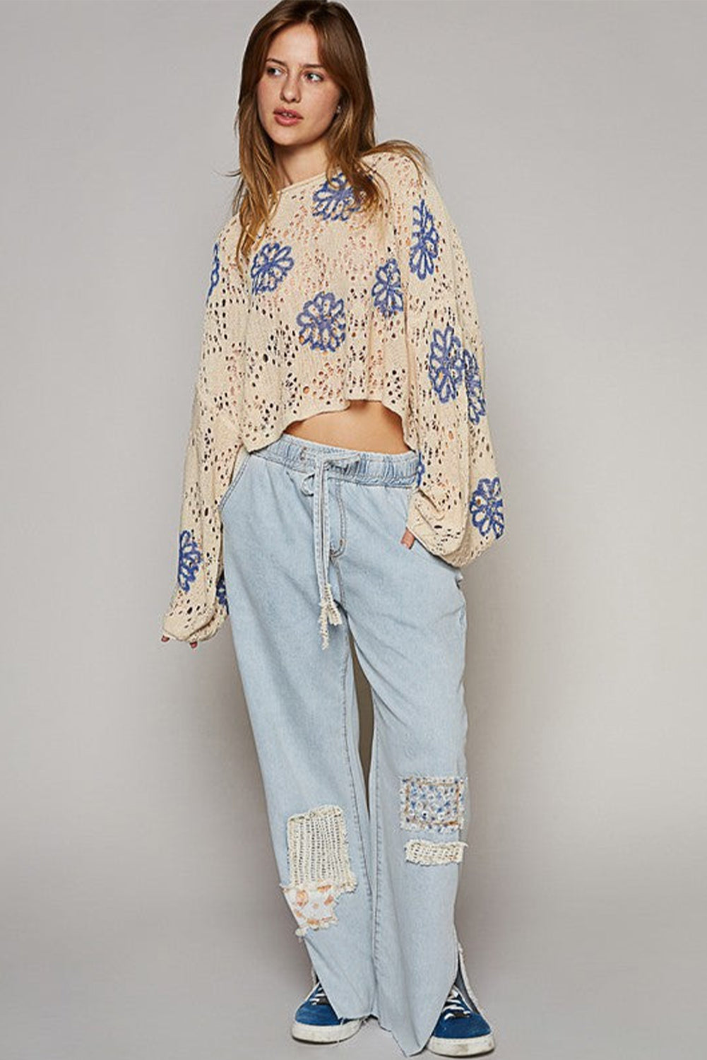 Beigefarbener Pullover mit kontrastierendem Blumenmuster und überschnittener Schulter