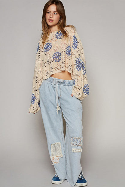 Beigefarbener Pullover mit kontrastierendem Blumenmuster und überschnittener Schulter