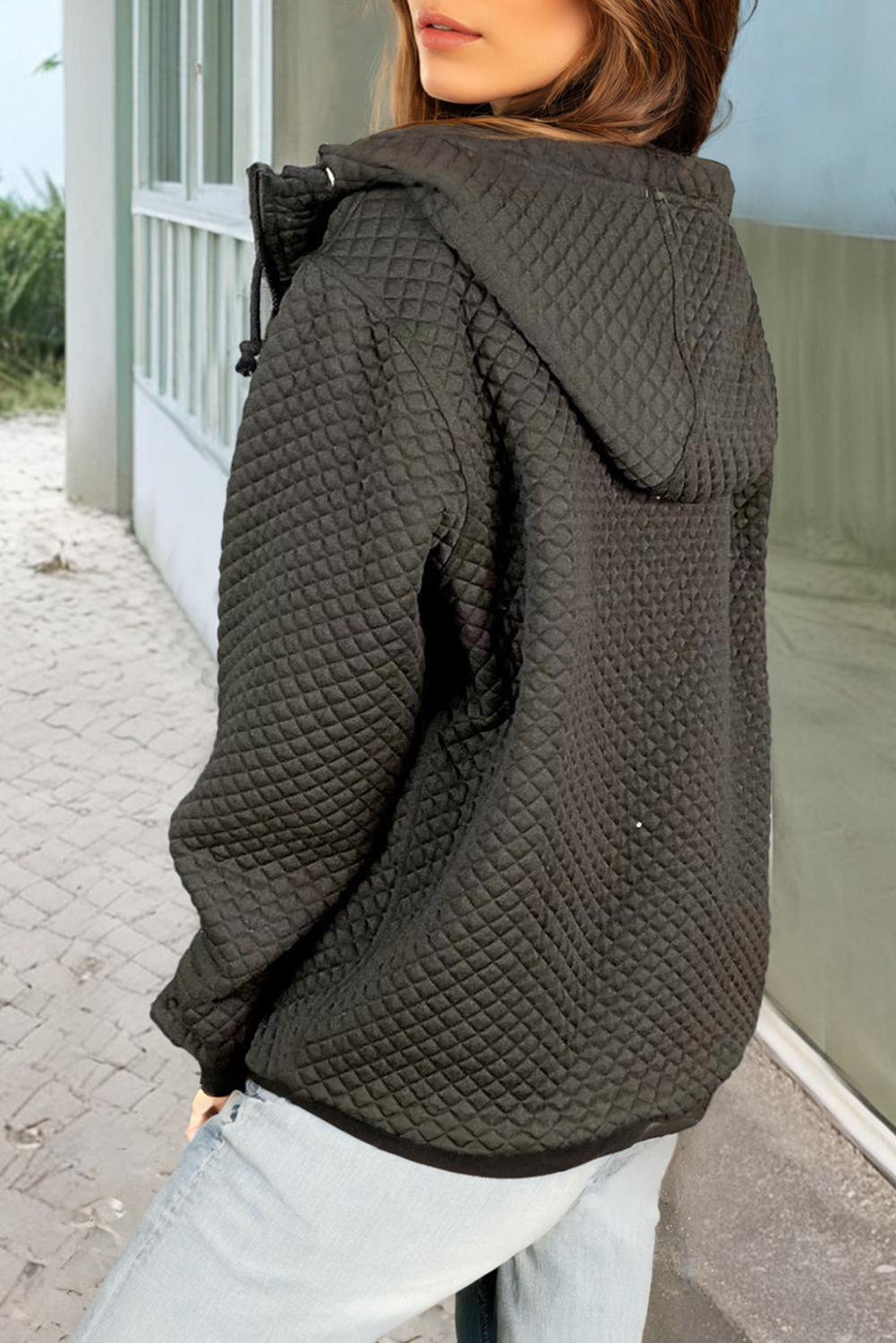 Schwarze gesteppte Kapuzenjacke mit Reißverschluss und Seitentaschen