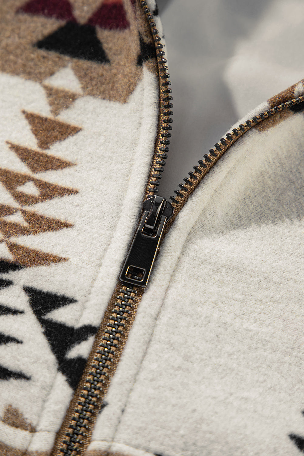 Beige Jacke mit Stehkragen und Reißverschluss im Aztekenmuster