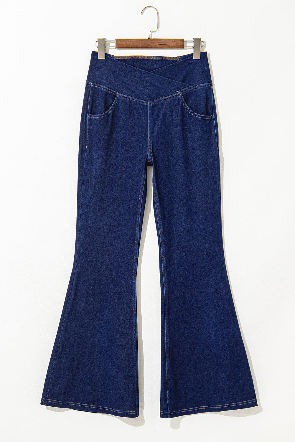 Dunkelblaue, einfarbige Schlagjeans mit gekreuzter High Waist