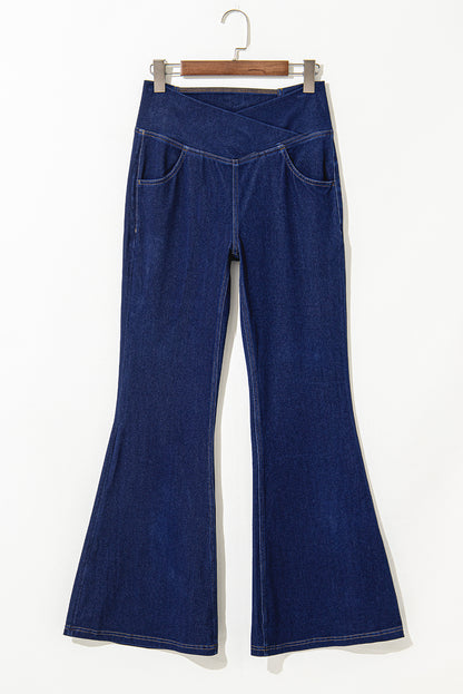 Dunkelblaue, einfarbige Schlagjeans mit gekreuzter High Waist