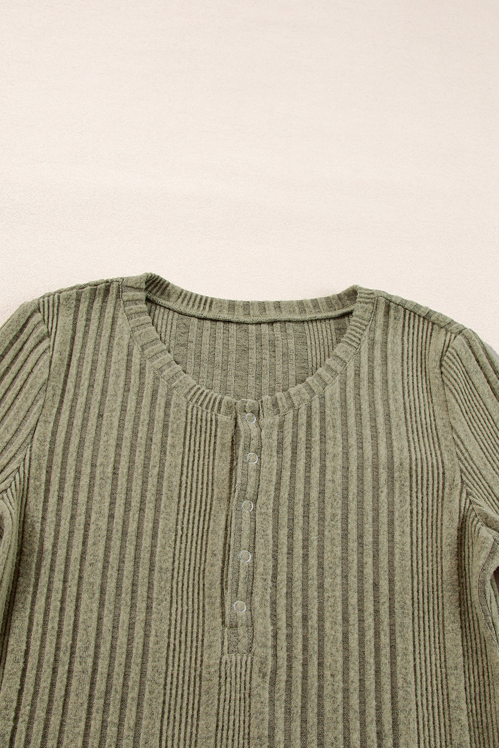Jungle Green – Slim Fit-Bluse aus Rippstrick mit halber Knopfleiste
