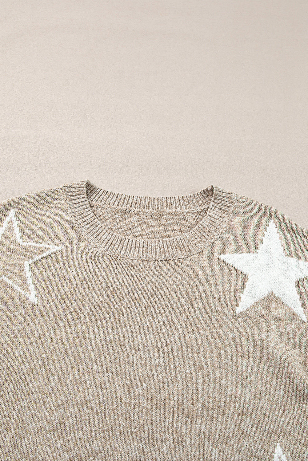Khakifarbener Pullover mit überschnittener Schulter und Sternmuster