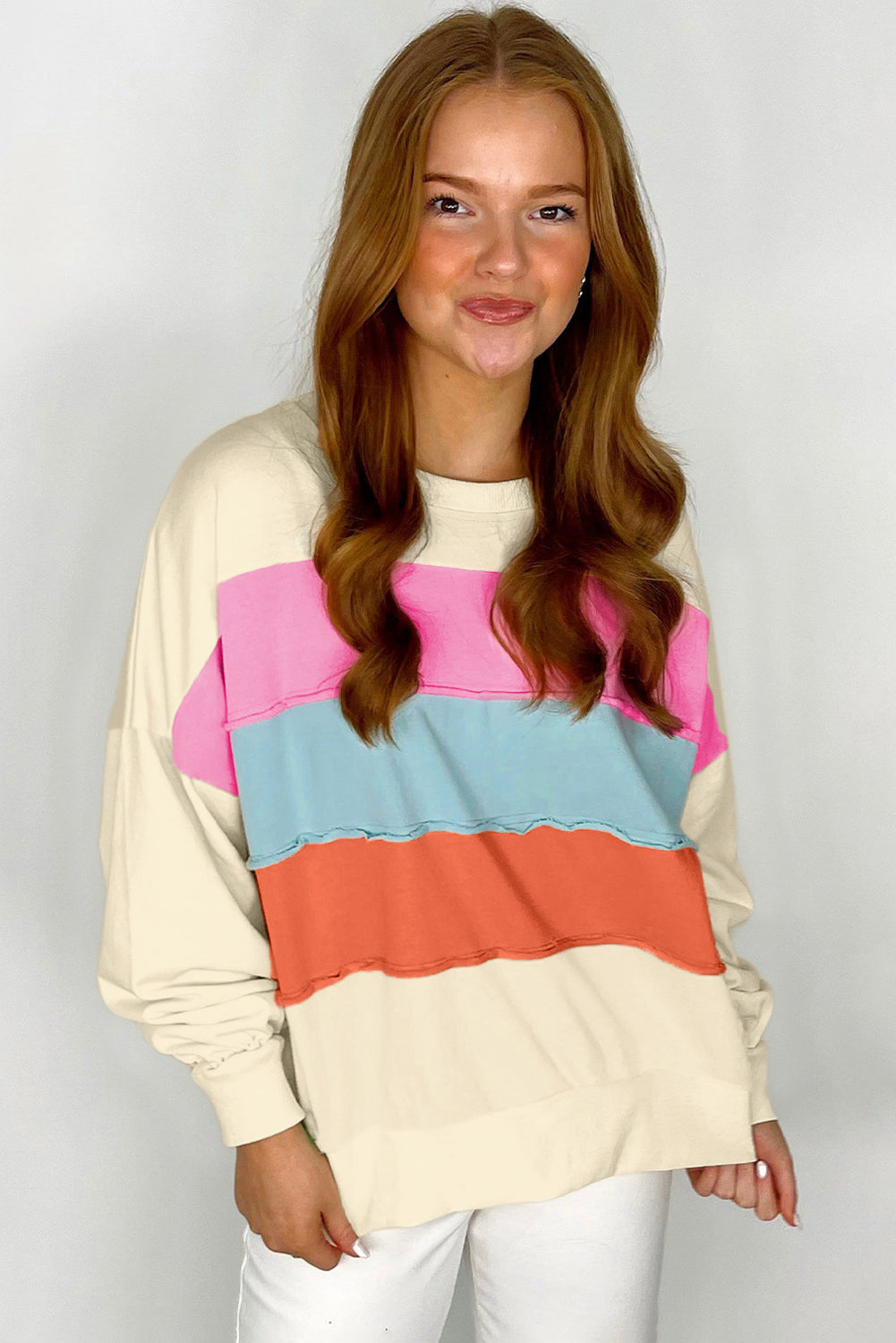 Weißes Sweatshirt mit Rundhalsausschnitt und überschnittener Schulter im Colorblock-Patchwork-Stil