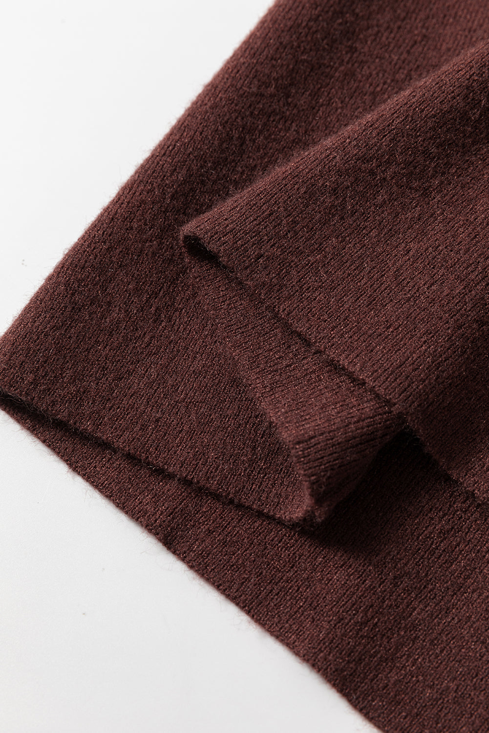 Kaffeebraunes, schmal geschnittenes Pulloverkleid mit Stehkragen und Seitenschlitz